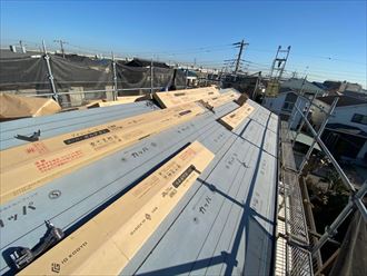 屋根葺き替え工事にてスーパーガルテクトを使用